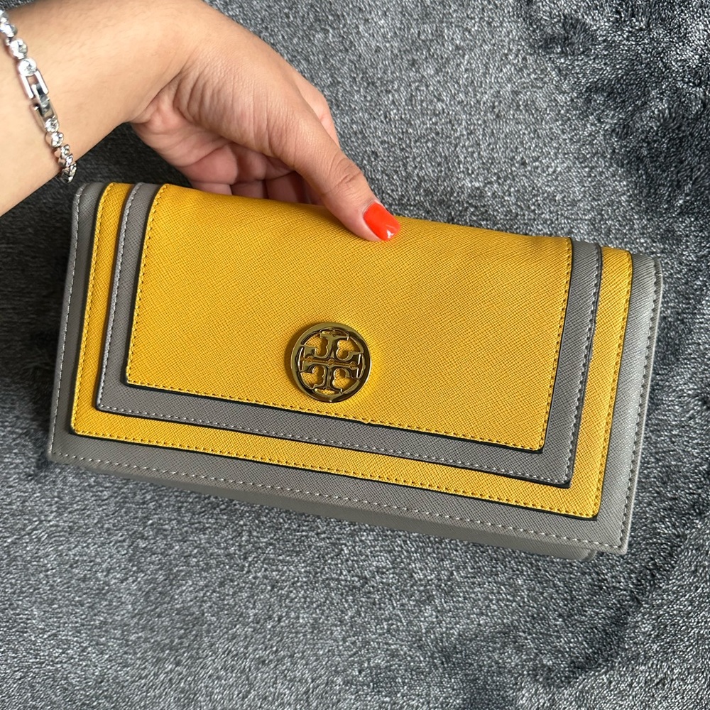 Tory burch clutch
